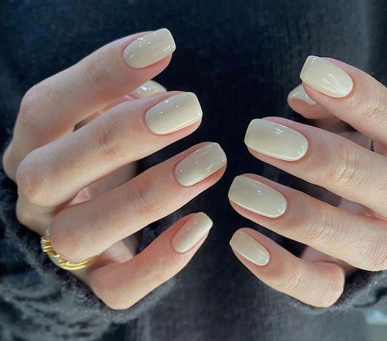 Mẫu nail màu trắng phù hợp với cô dâu móng ngắn