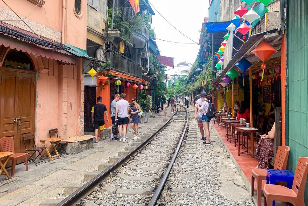 Phố đường tàu Phùng Hưng với những ngôi nhà cổ kính nằm san sát đường ray tàu hoả (Ảnh: Sưu tầm internet)
